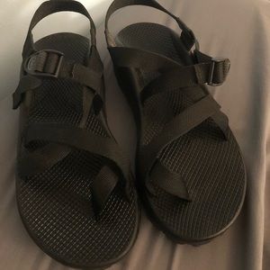 Men’s size 11 black chacos.